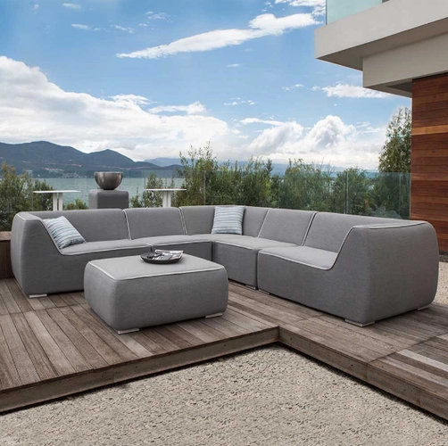 屋外ガーデンコーナーソファは芝生の上に設置できますか？