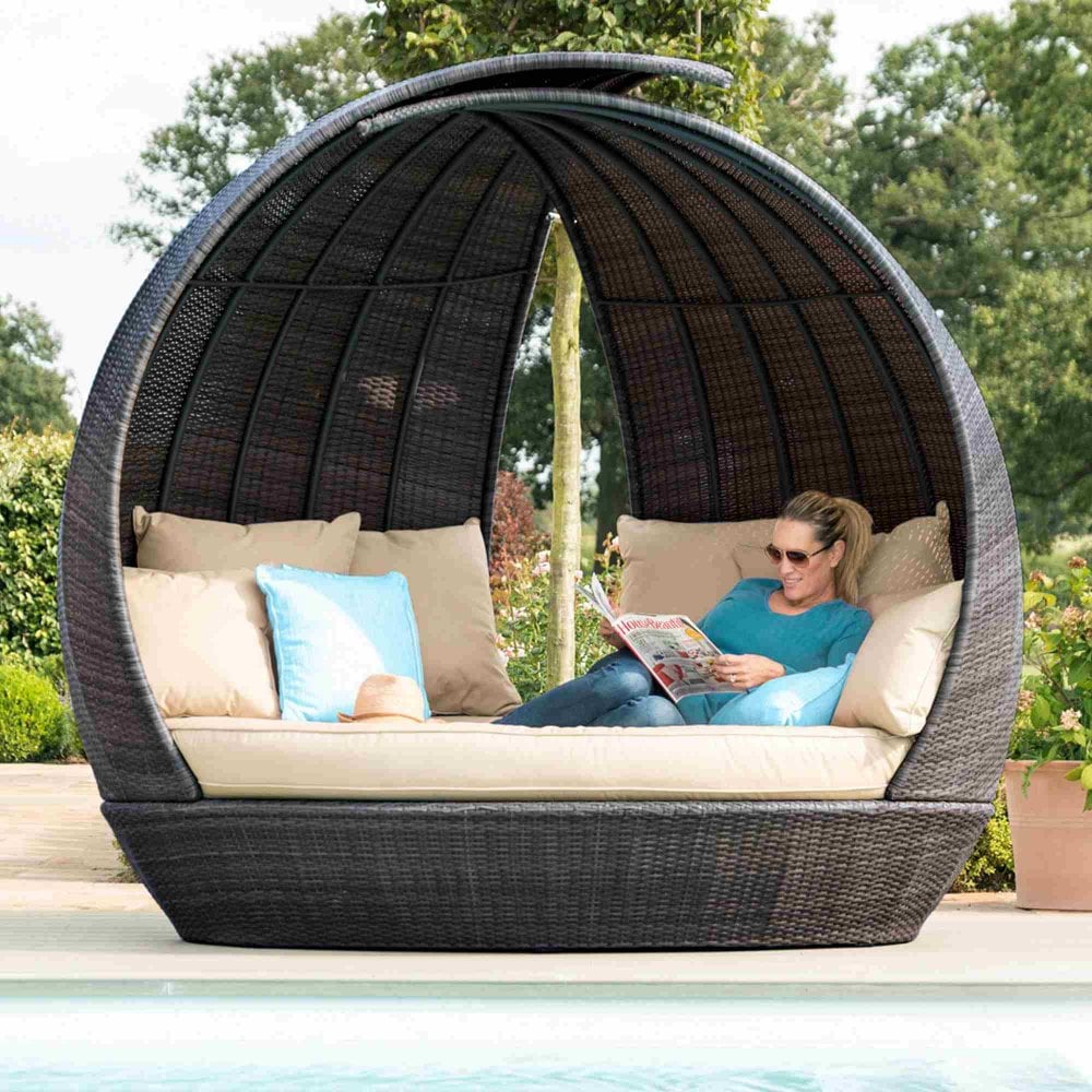 outdoor rattan daybed
