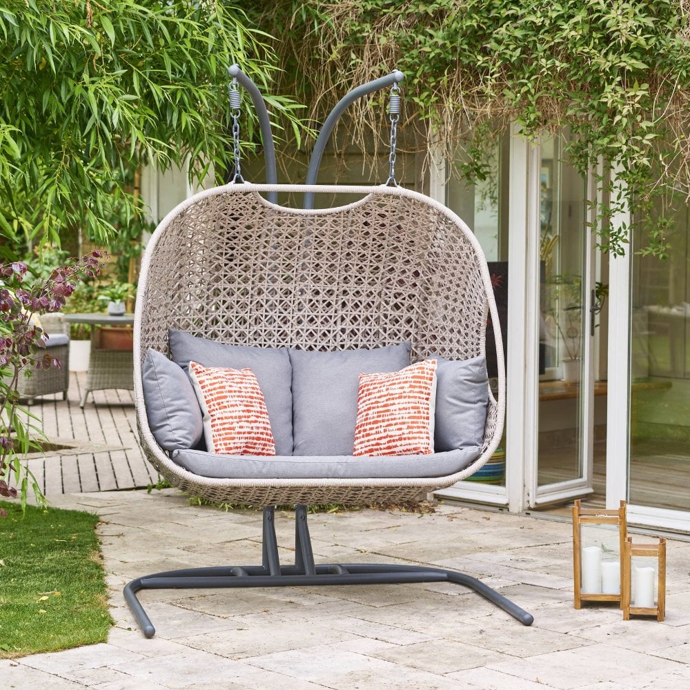 アウトドア用ダブルエッグチェアが人気なのはなぜでしょうか？