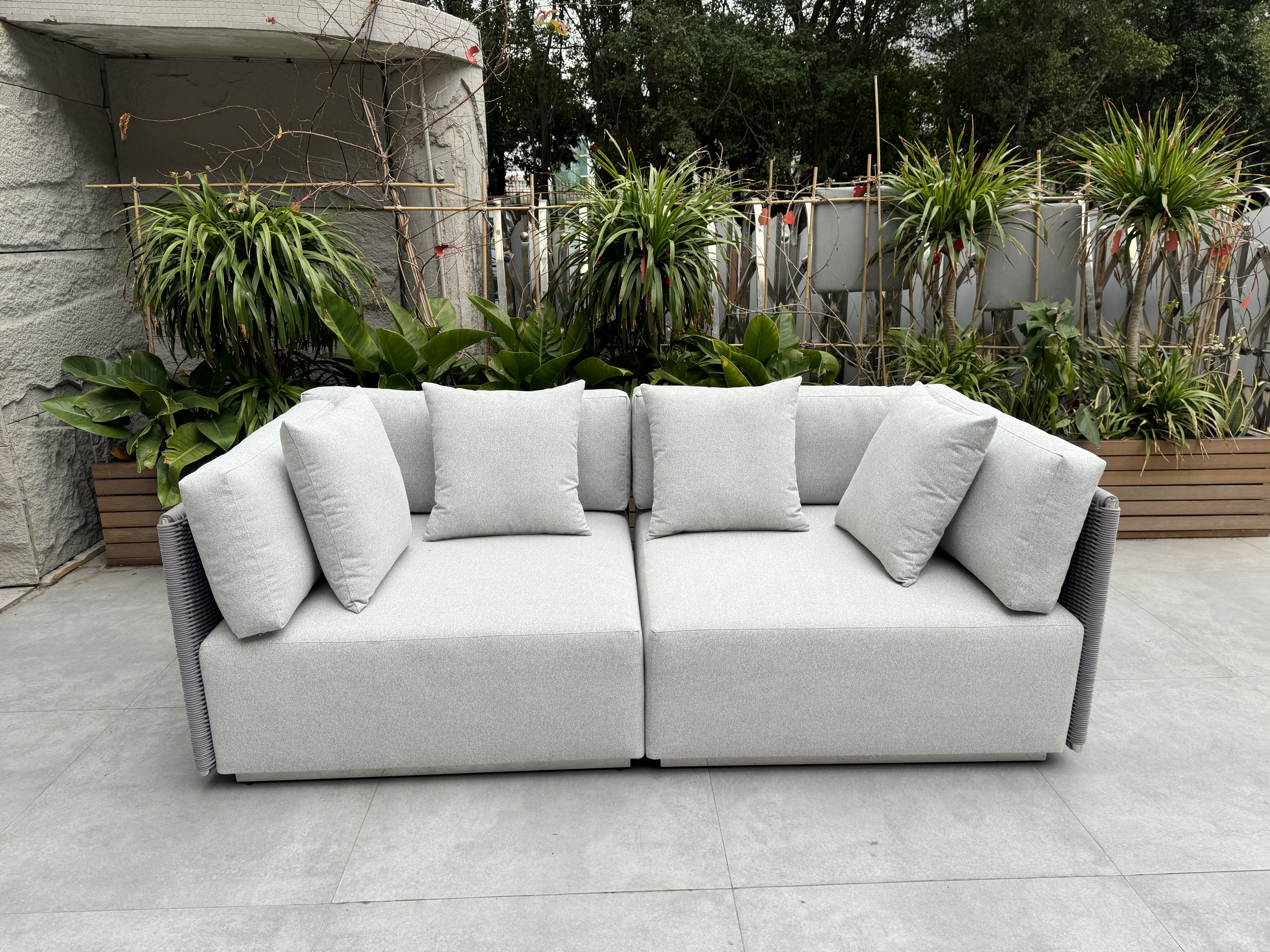 アウトドアソファ：屋外リビングスペースの完璧な中心的存在