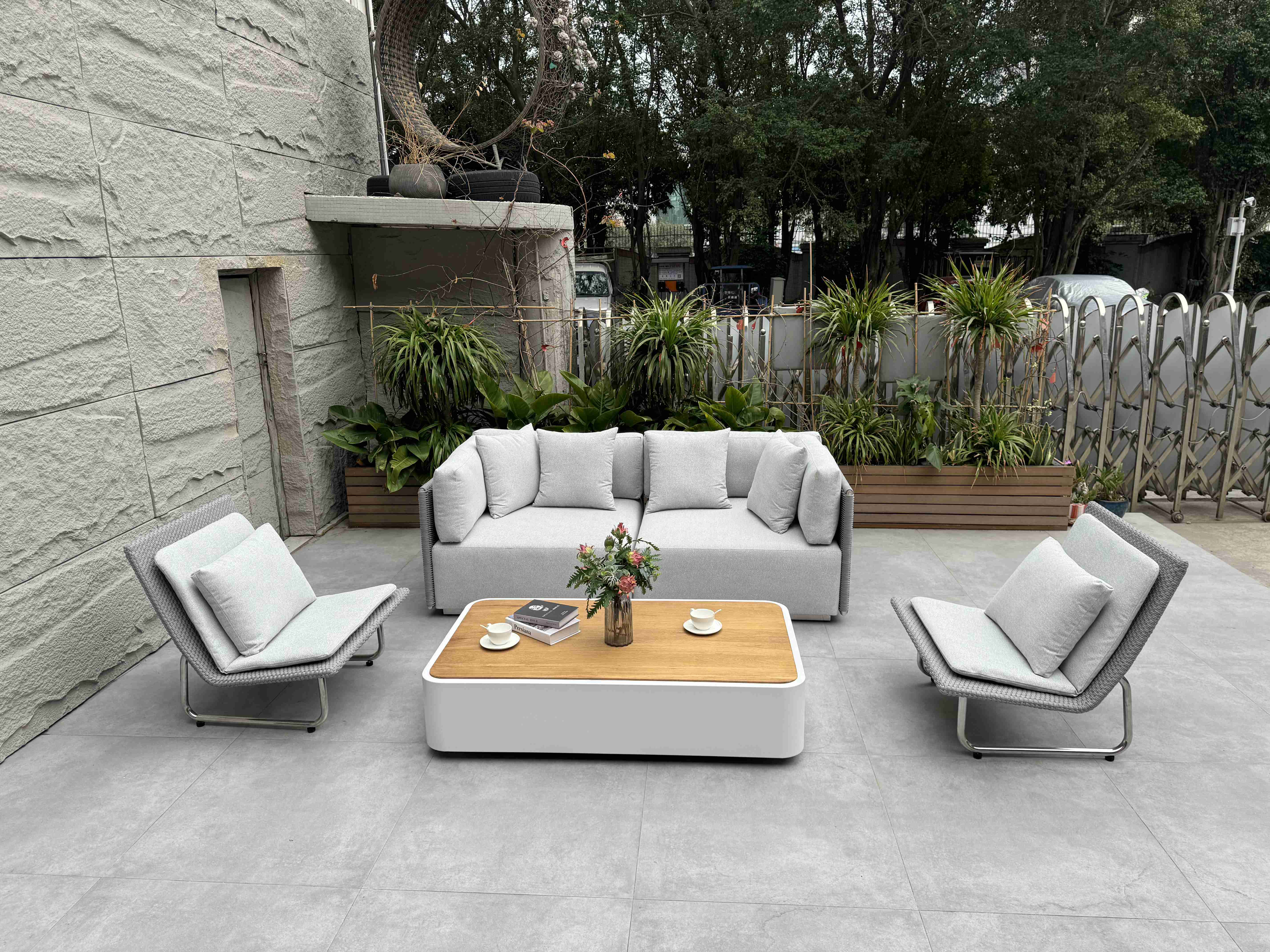 自宅のパティオ家具：現代的なデザインでアウトドアライフをグレードアップ