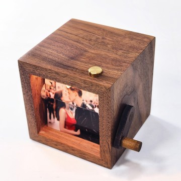 Personalized Wood Hand-Cranked Flip Book Machine Customizable Pattern for Couple and Mother's Day Commemorative Collection
