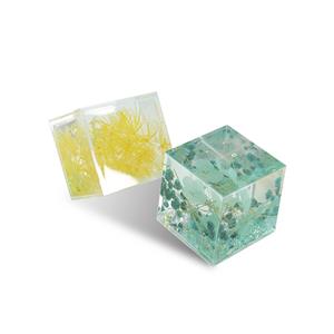 Handmade Dried Flower Resin Paperweight – Cube-Shaped Craft for Desk Organization & Decor