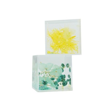 Real Preserved Flowers in Resin Cube Novelty Dry Flower Paperweight Resin Crafts for Office or Home Decor