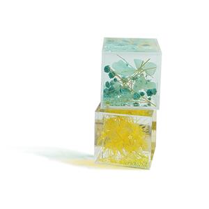 Handmade Dried Flower Resin Paperweight – Cube-Shaped Craft for Desk Organization & Decor