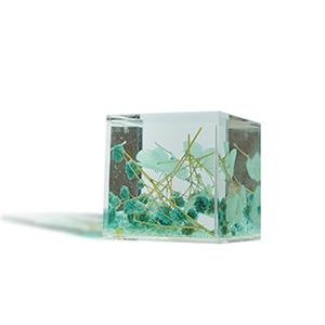Handmade Dried Flower Resin Paperweight – Cube-Shaped Craft for Desk Organization & Decor