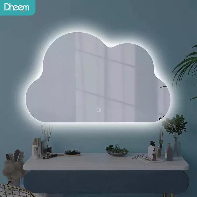 Badezimmerspiegel mit unregelmäßiger Form und Hintergrundbeleuchtung