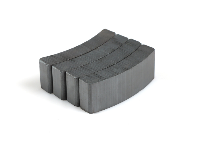 Твердые ферритовые спеченные постоянные магниты