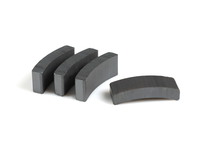 Твердые ферритовые спеченные постоянные магниты