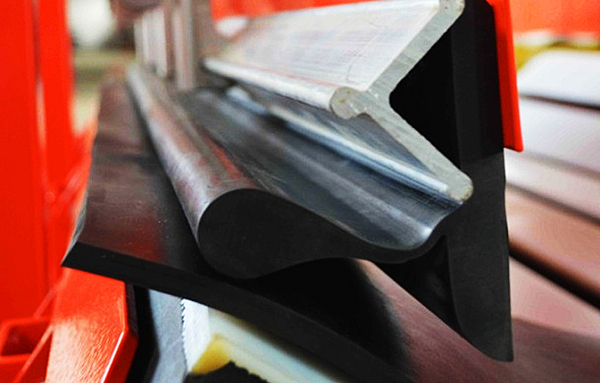 conveyor belt cleaning solutions