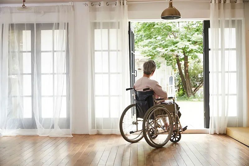 What are the requirements for a wheelchair suitable for the elderly?