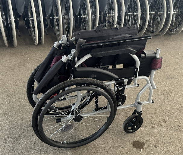 How to fold a portable folding wheelchair and how to use it