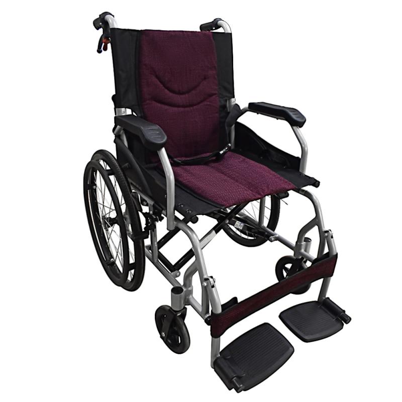 Katlanabilir ayak dayanakları, katlanır sırtlık ve gidon kilitleme frenleri bulunan, kendinden tahrikli alüminyum tekerlekli sandalye. Katlanabilir ayak dayanakları, katlanır sırtlık ve gidon kilitleme frenleri bulunan, kendinden tahrikli alüminyum tekerlekli sandalye.