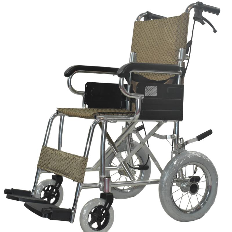 Cadeira de rodas leve para cuidador com freios traseiros e encosto rebatível.