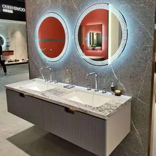 Einfache Waschtischplatte aus gesintertem Stein mit intelligentem Spiegel