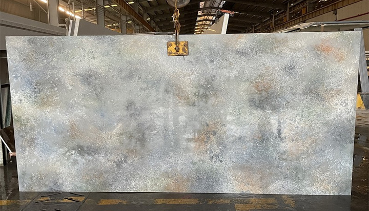 What is the difference between quartz stone and crystal stone on the countertop of a cabinet, and how can they be distinguished?