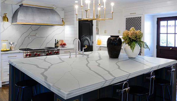 Is it better to choose quartz stone or stainless steel for the cabinet countertop?