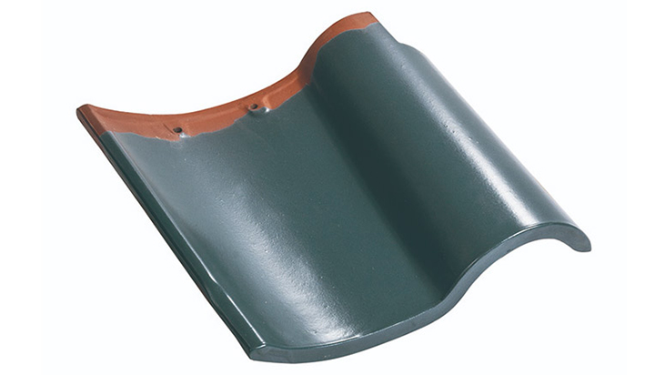 Do houses with clay roof tiles require installation of drainage ditches?