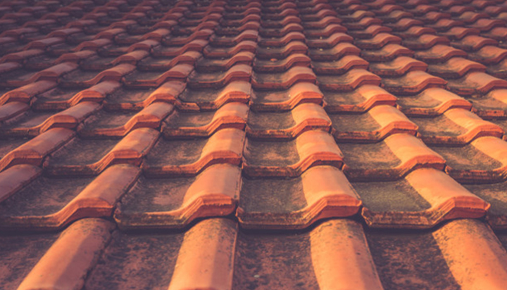 Is the color of the Roman clay roof tile affected by seasonal changes?