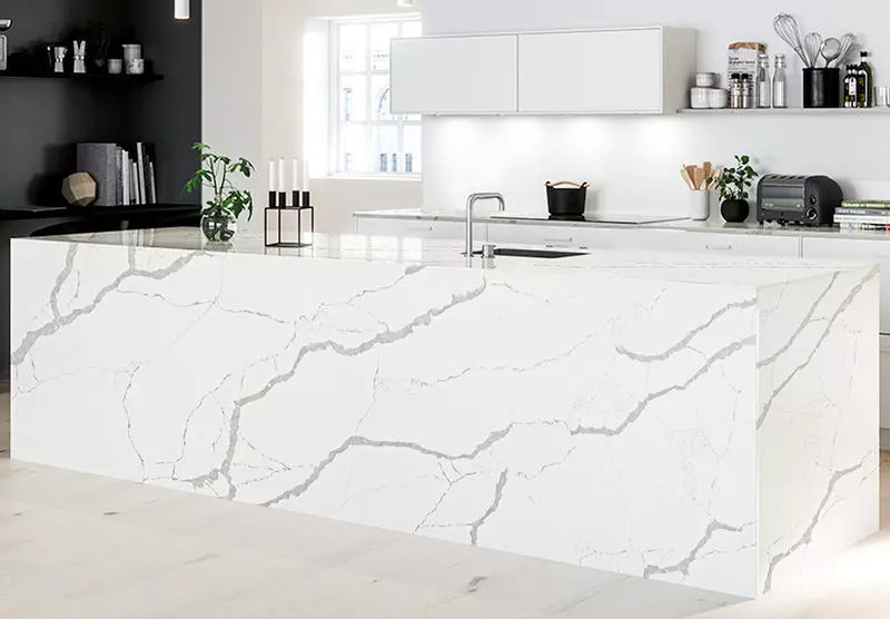 What is the correlation between the price and quality of Calacatta quartz slab?
