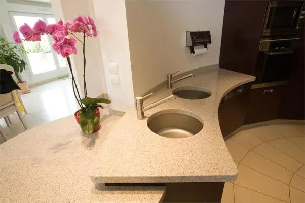 How sturdy and wear-resistant is the Calacatta quartz countertop?