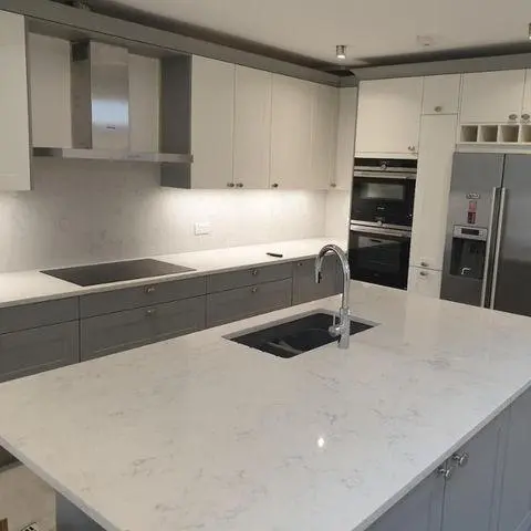 What is the connection between Calacatta quartz countertops and environmentally friendly buildings?