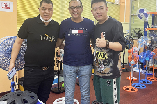 بازدید مشتری از اتاق نمونه