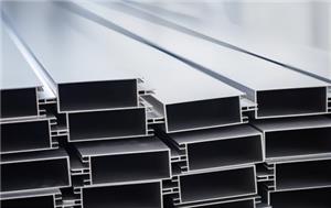 How are customized aluminum profiles manufactured?