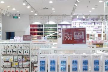 YalaTech annonce l'installation d'une enseigne POP en papier numérique dans la chaîne de magasins de la marque
