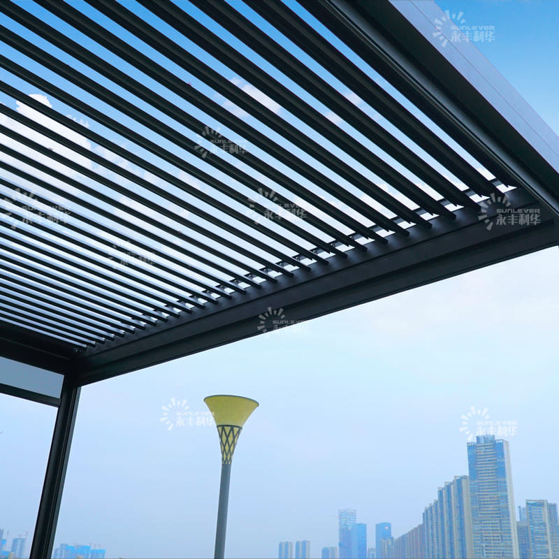 Китай Ручная водонепроницаемая и солнцезащитная беседка на крыше с жалюзи, производитель