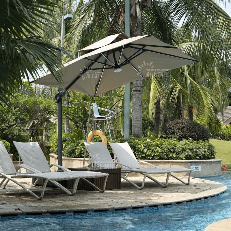 Большой бассейн и пляжный зонтик со светодиодной подсветкой