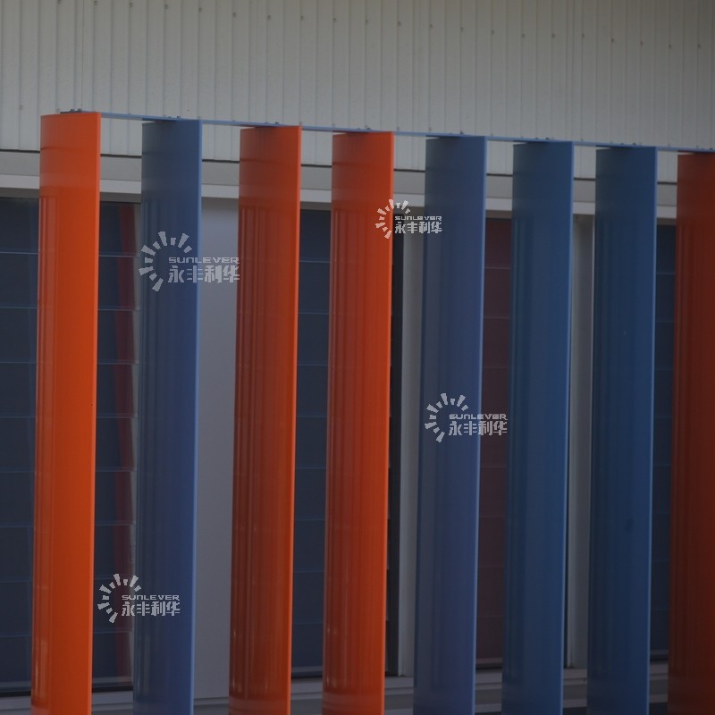 Китай Пользовательские наружные алюминиевые вертикальные солнцезащитные жалюзи, производитель