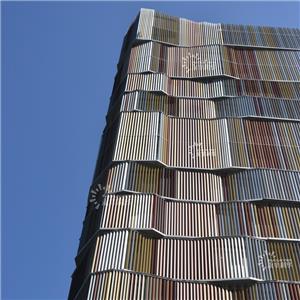 Dekorativ vertikal skygge og spjeldvegg i bygningen