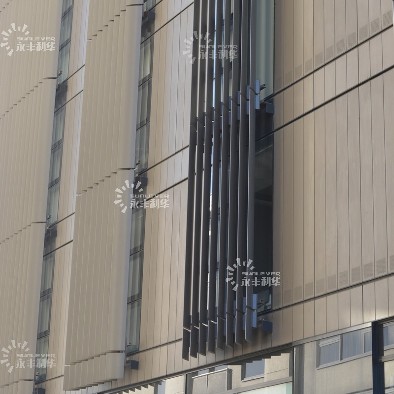 Китай Наружные фиксированные алюминиевые вертикальные жалюзи с аэродинамическим профилем, производитель