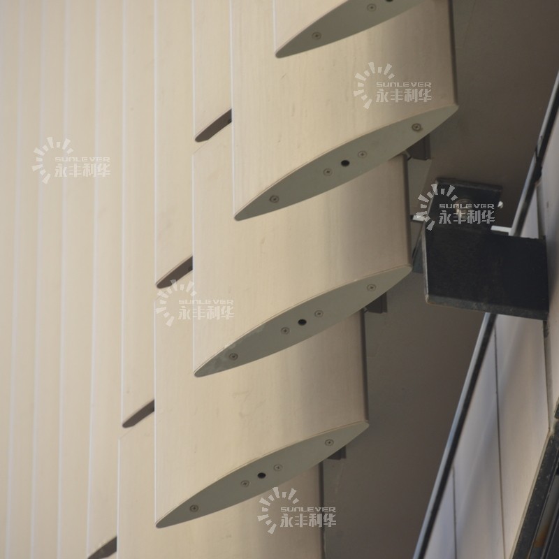 Китай Наружные фиксированные алюминиевые вертикальные жалюзи с аэродинамическим профилем, производитель