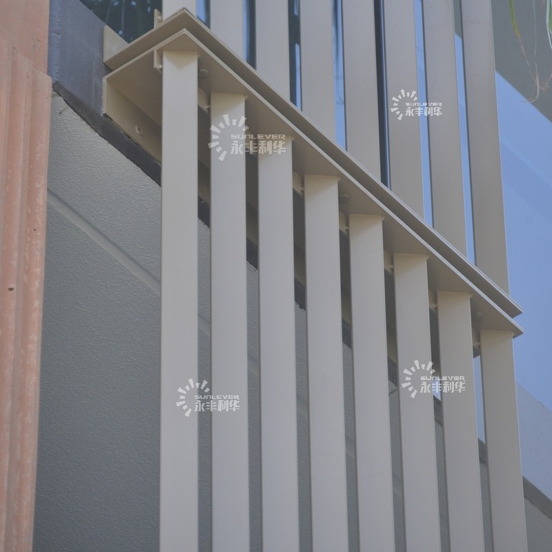 Китай Балконные алюминиевые солнцезащитные регулируемые жалюзи по вертикали, производитель