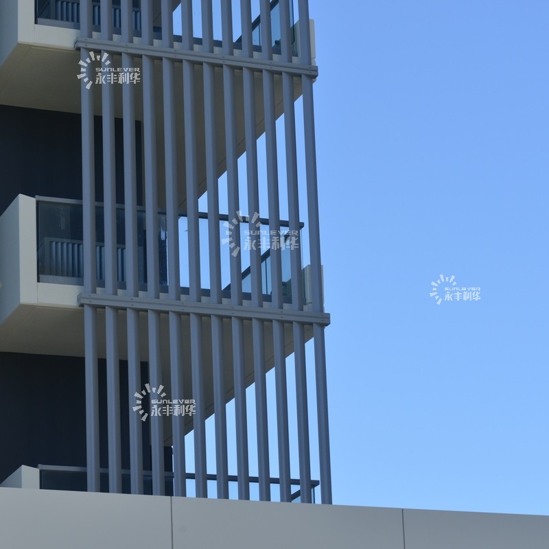 Китай Современная алюминиевая вертикаль жалюзи навеса для балкона, производитель