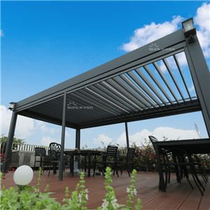 Bioklimatisches Pergola-Pavillon mit elektrischen Lamellen über Deck