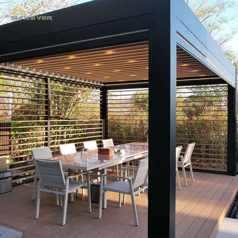 Pergola voor tuinmeubilair in de achtertuin