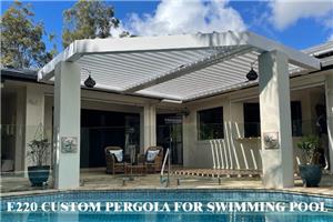 Pérgola eléctrica personalizada junto a la piscina de la casa