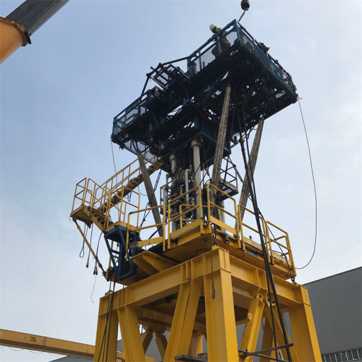 แท่นขุดเจาะ ขึ้น โดยสมาชิกทีมวิศวกร