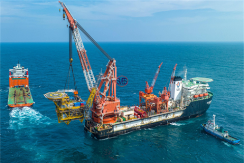 China first offshore ultra-high temperature and ultra-high pressure gas field production platform is installed