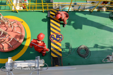 Equipo de servicio técnico del sitio de perforación de SVES Oilfield Supply Co., Ltd. realizando operaciones de unidades de amortiguación presurizadas