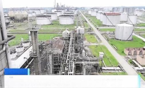 Why do international oil prices remain stable without any rise or fall?