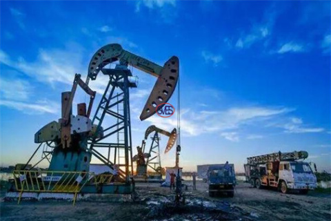 ¿Cuáles son los peligros de la deposición de cera en los pozos petroleros?