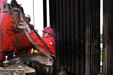 SVES Oilfield Supply Co., Ltd employees are preparing to start drilling at the wellhead