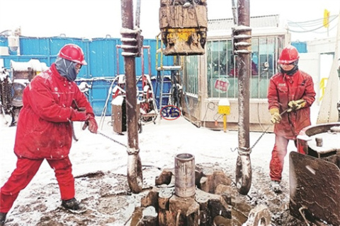 SVES Oilfield Supply Co., Ltd employees working in the snow on the drilling platform