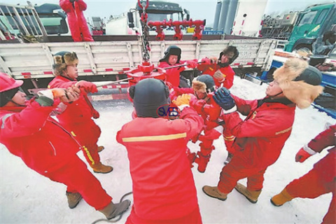 SVES Oilfield Supply Co., Ltd. Cementing construction workers are loading and unloading wellhead Equipment