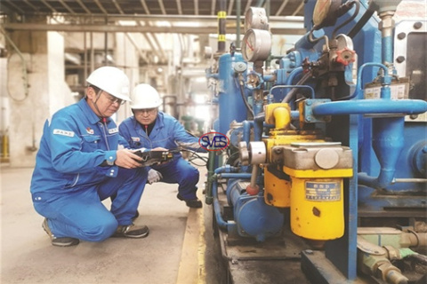 SVES Oilfield Suppluy Co., Ltd. Technical Management Personnel Monitoring Driling Rig Maintenance