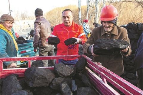 El equipo de trabajo de la aldea de la Unidad de reacondicionamiento hidráulico y la Unidad de snubbing de SVES Oilfield Supply Co., Ltd. ayudaban a los aldeanos a distribuir carbón.